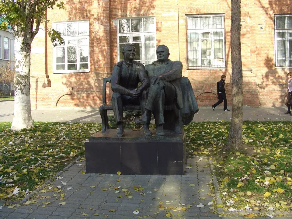 Памятник Королёву и Гагарину
